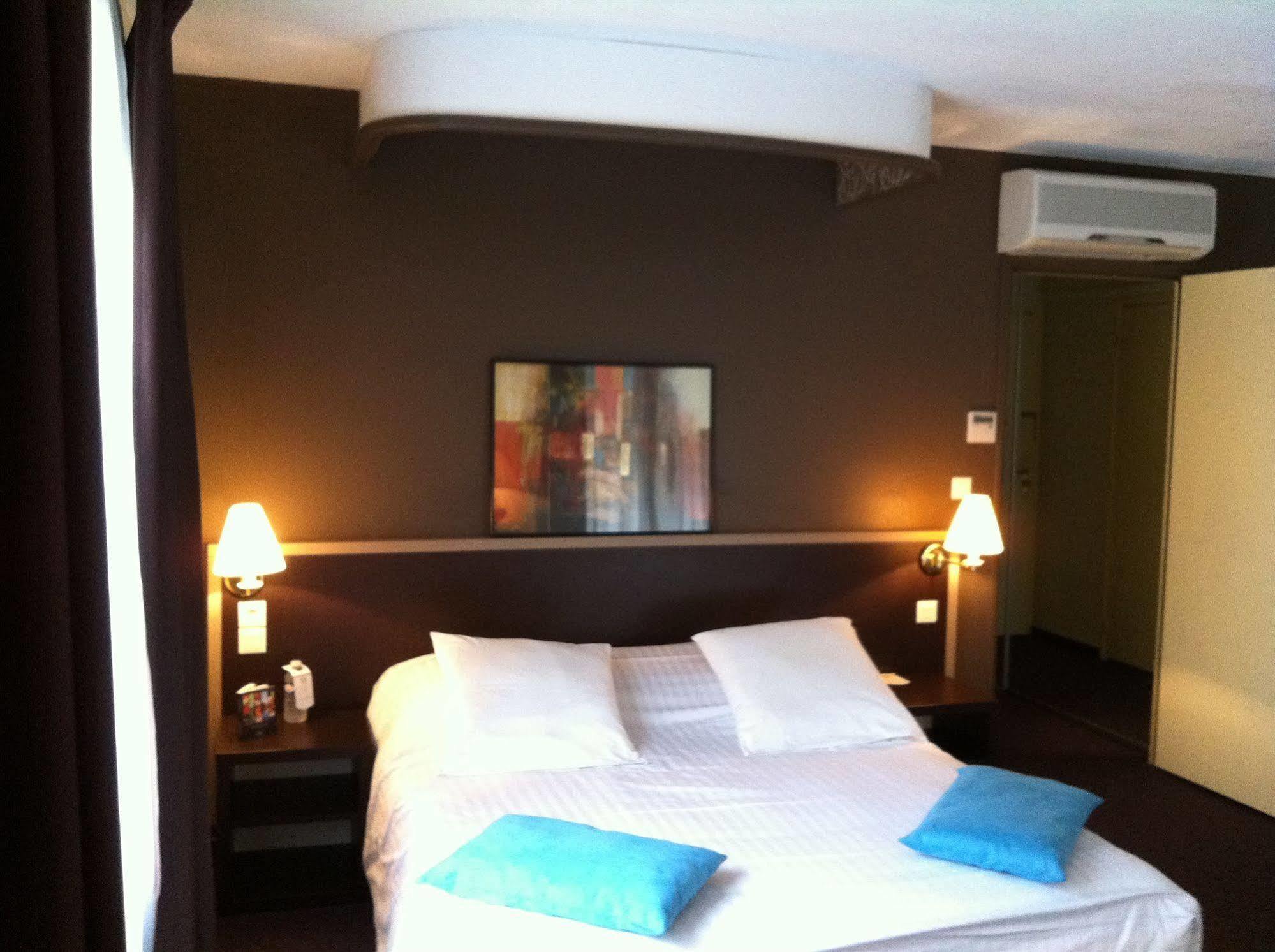 לה מאנש Hotel Restaurant Seminaires La Foresterie מראה חיצוני תמונה